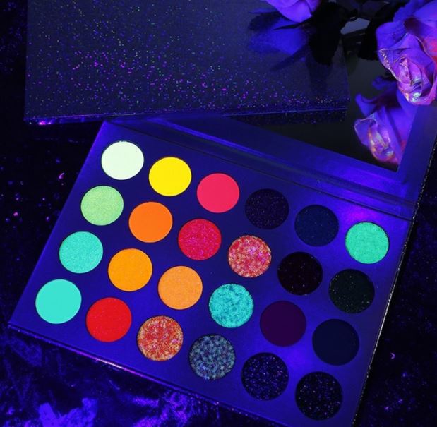 30% OFF 2+: Euphoria Glow Palette